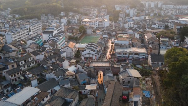 汇银配资 “穿越”场景看消费｜“穿越”徽州古城看文旅消费新业态